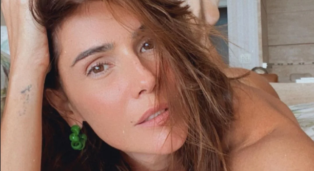 De biquíni fio-dental, Deborah Secco coloca bumbum para cima e leva seguidores ao delírio