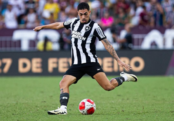 Vitória acerta contratação do lateral Hugo do Botafogo, diz jornalista