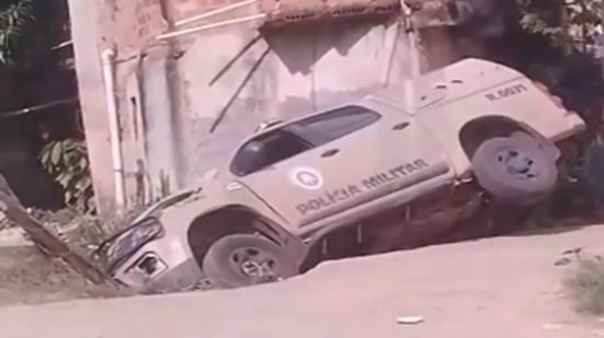 Policiais militares ficam feridos após viatura cair em córrego na Bahia