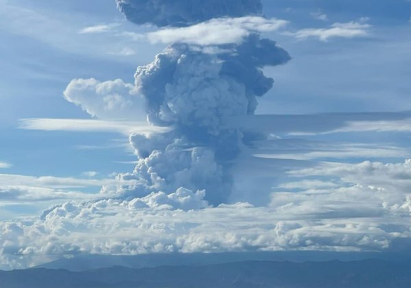Filipinas: Vulcão entra em erupção e mais de 80 mil famílias são retiradas da região