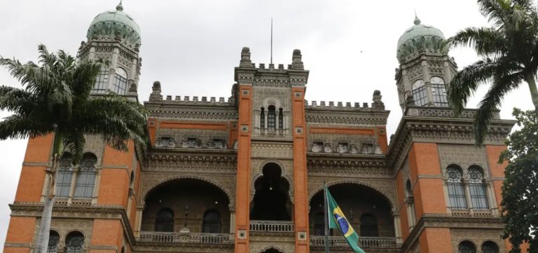 Bala perdida atinge vidro de sala da Fiocruz e funcionária é ferida por estilhaços
