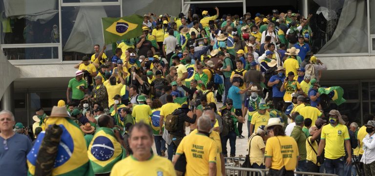 AGU vai contratar advogados no exterior para extraditar condenados pelo 8 de janeiro
