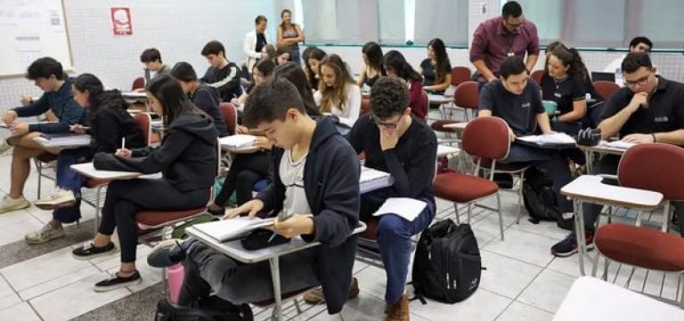 Número de notas mil do Enem 2024 é o menor registrado em dez anos, diz MEC