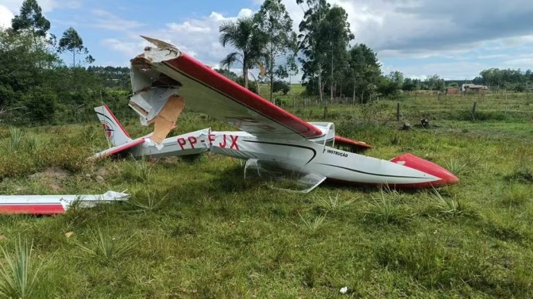 Avião de pequeno porte cai no RS, e vítimas são resgatadas sem ferimentos graves