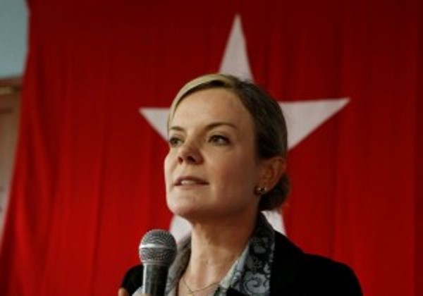 No X, Gleisi critica aumento da Selic, mas isenta Galípolo