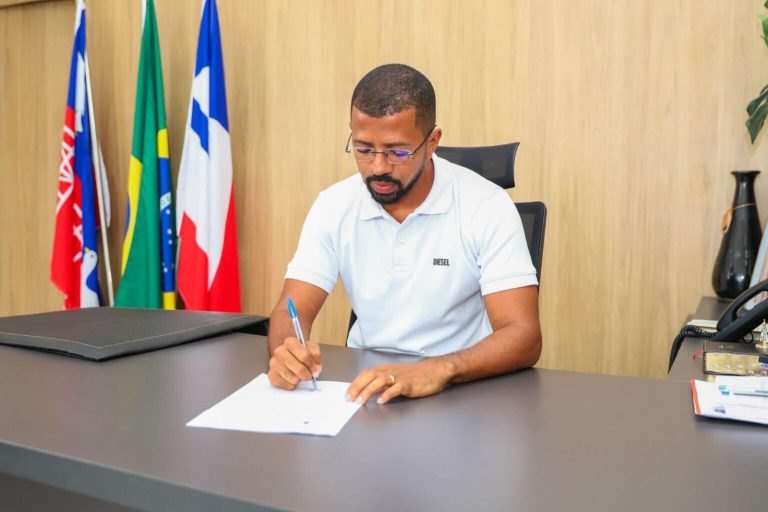 Candeias: Prefeito sanciona lei que reajusta piso salarial dos profissionais do magistério