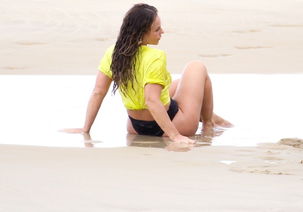 Paola Oliveira exibe corpão em praia do Rio de Janeiro; veja fotos
