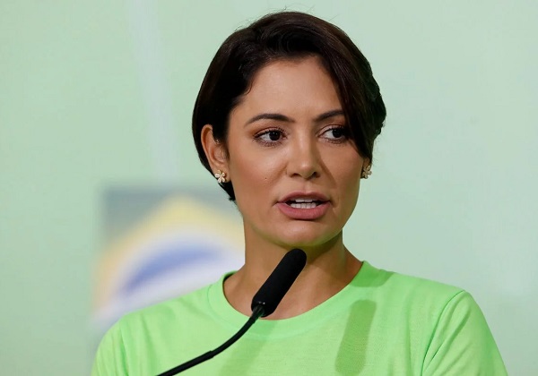 ‘Perseguido’, dispara Michelle sobre ausência de Bolsonaro na posse de Trump