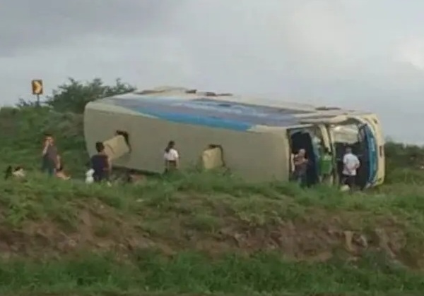 Acidente envolvendo ônibus intermunicipal deixa feridos na BR-116