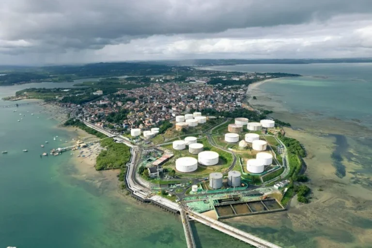 Refinaria de Mataripe alcança recorde na produção de querosene de aviação em 2024