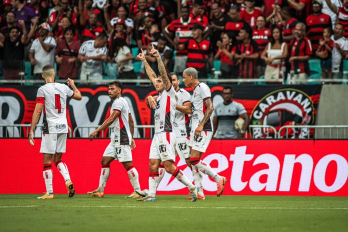 Vitória goleia Colo-Colo e assume liderança do Campeonato Baiano