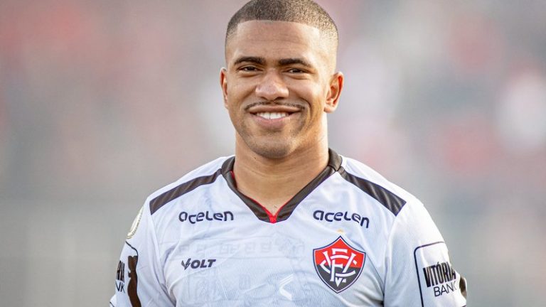 Grêmio paga a multa e compra lateral-esquerdo Lucas Esteves do Vitória; saiba detalhes