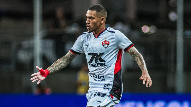 Lucas Esteves aciona CNRD para poder jogar no Grêmio, após polêmica com o Vitória
