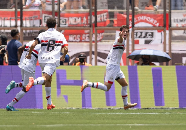 São Paulo vence Corinthians de virada e é pentacampeão da Copinha