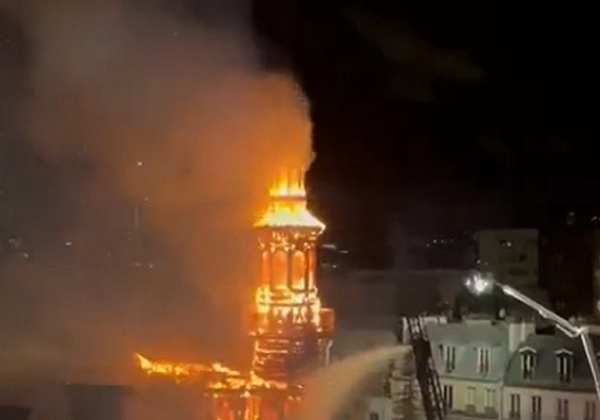 Incêndio atinge torre da Prefeitura de Paris; causa é desconhecida