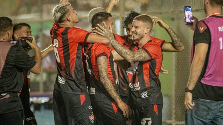 Vitória goleia Juazeirense no Adauto Morais