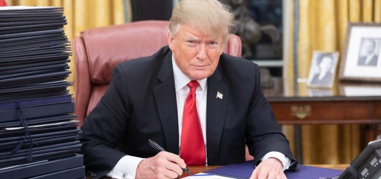 Pesquisa aponta 53% de aprovação para governo Trump nos EUA