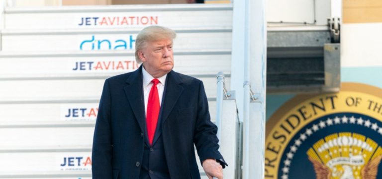 Trump afirma que tarifas sobre automóveis serão de aproximadamente 25%
