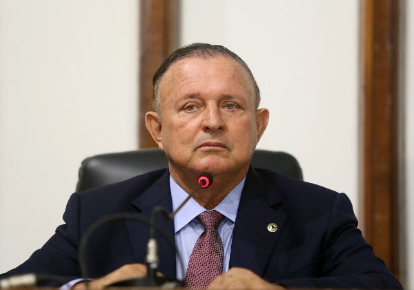 Com 61 votos, Adolfo Menezes é reeleito presidente da Alba