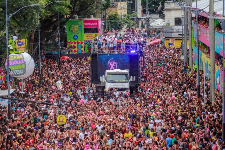 Durante a passagem do Trio “Navio Pirata”, da Banda BaianaSystem, pelo Circuito Osmar, no Campo Grande