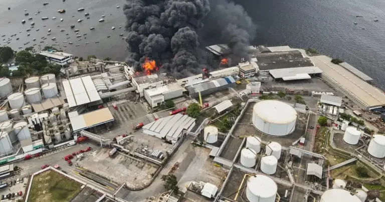 Incêndio de grandes proporções atinge fábrica de óleo no Rio de Janeiro e moradores fogem do local