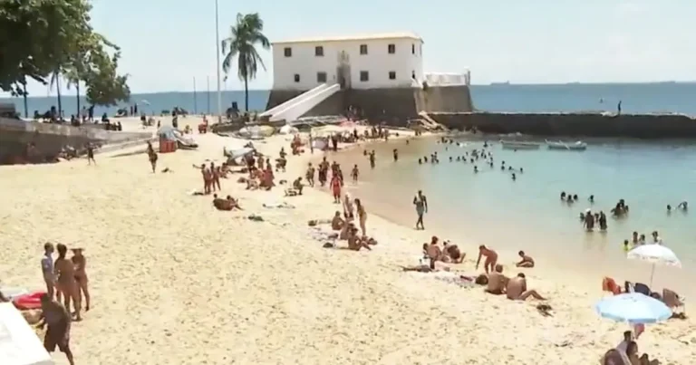 Projeto de lei propõe proibição de caixas de som nas praias de Salvador com multas de até R$ 15 mil; entenda