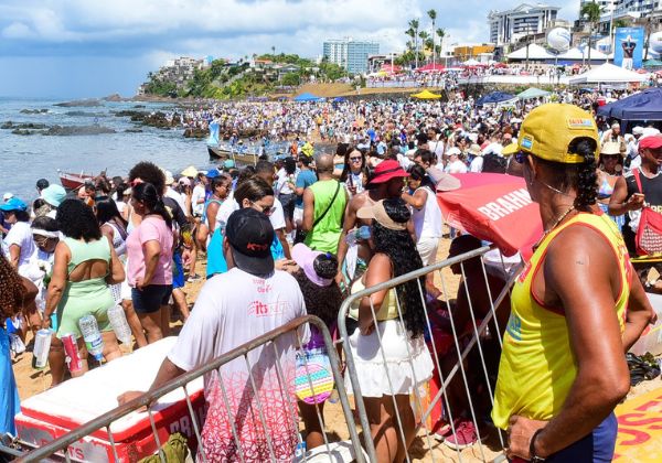Multidão de baianos e turistas lotam ruas do Rio Vermelho para reverenciar Iemanjá