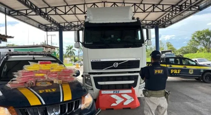 PRF apreende mais 38 kg de cocaína ao abordar um caminhão-trator na Bahia