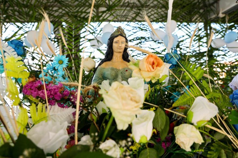 Em festa, devotos homenageiam e entregam presentes a Yemanjá, em Caboto