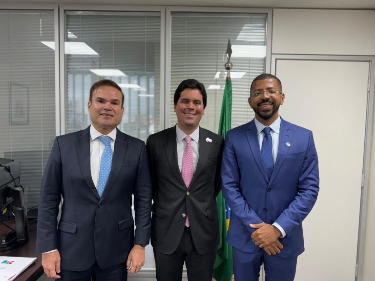 Candeias: Em agenda oficial prefeito Eriton anuncia R$ 2 mi para recuperação do estádio David Caldeira