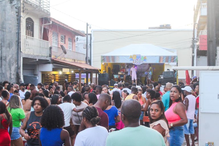 Candeias: 1ª edição do RosaFolia teve chuva, fanfarra, pagode, arrocha e carnaval
