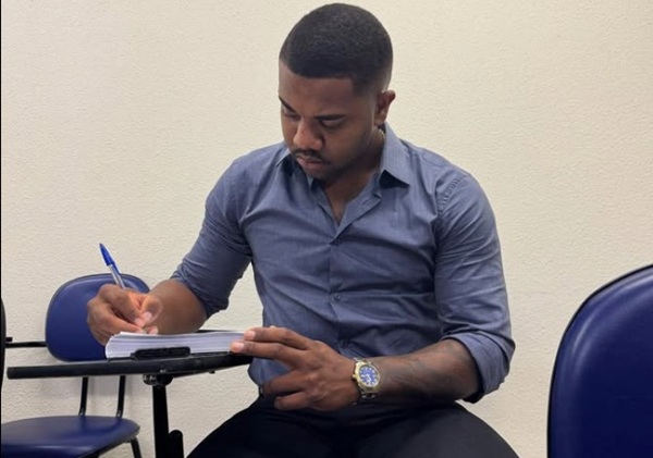 Davi Brito compartilha primeiro dia de aula: ‘Cheguei atrasado’