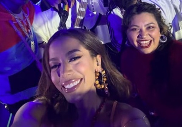 Anitta marca presença no Carnaval de Salvador e sobe no trio de BaianaSystem