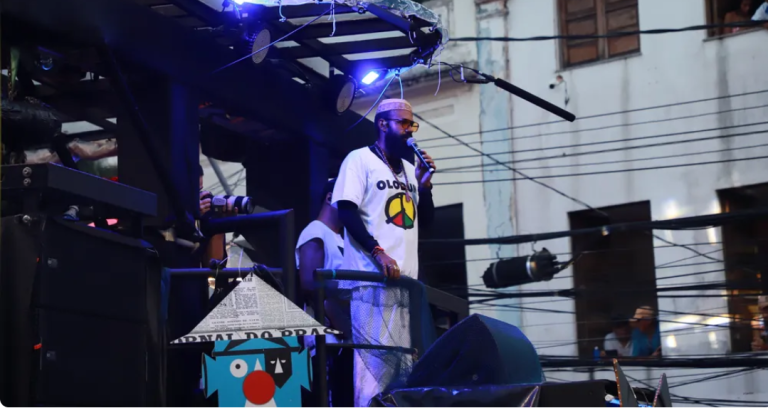 Mar de gente! BaianaSystem arrasta multidão no circuito do centro no carnaval de Salvador