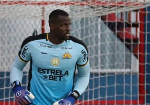 Ex-Vitória, goleiro Caíque é alvo de racismo em SC: ‘Tenho orgulho de ser preto’