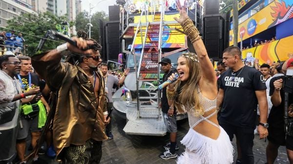Vídeo: Carlinhos Brown faz abertura do carnaval de Salvador
