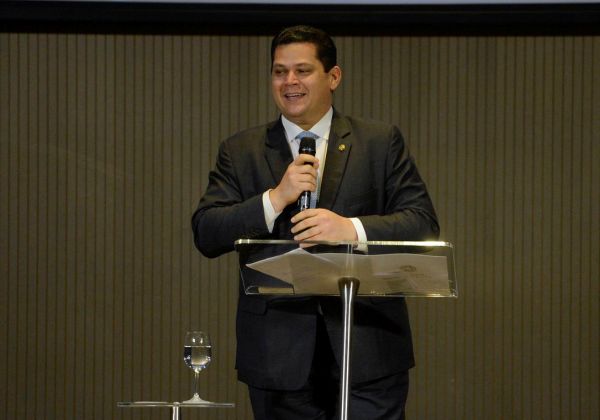 Davi Alcolumbre é eleito presidente do Senado com 73 votos