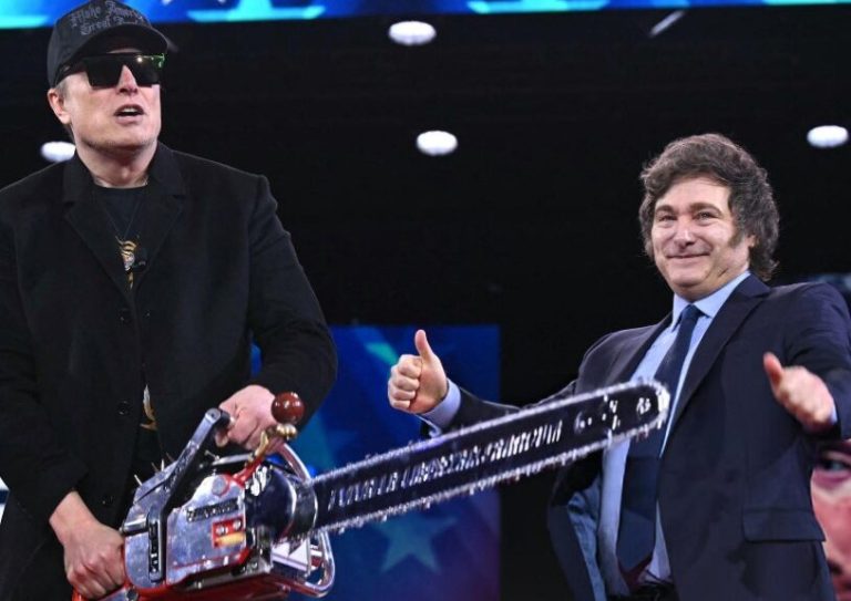 Milei presenteia Musk com motosserra em evento conservador nos EUA