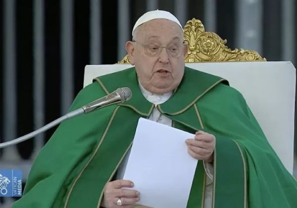 Papa Francisco é internado nesta sexta-feira (14) para tratar bronquite