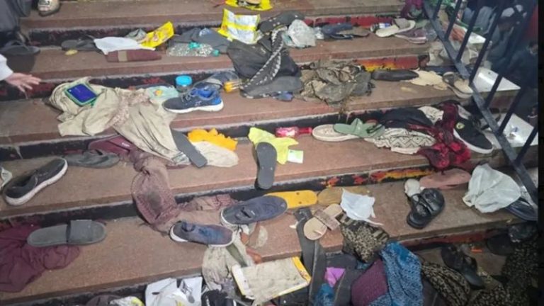 Aglomeração em plataforma de trem deixa 15 mortos e dezenas de feridos