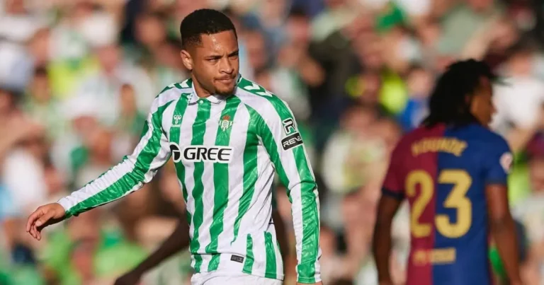 Alvo do Palmeiras, Vitor Roque ganha concorrência e vira reserva no Betis
