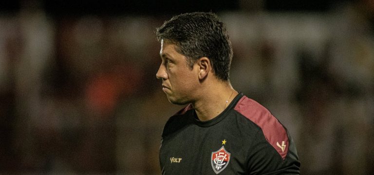 Carpini celebra momento do Vitória após goleada na semifinal: “Início de ano maravilhoso”