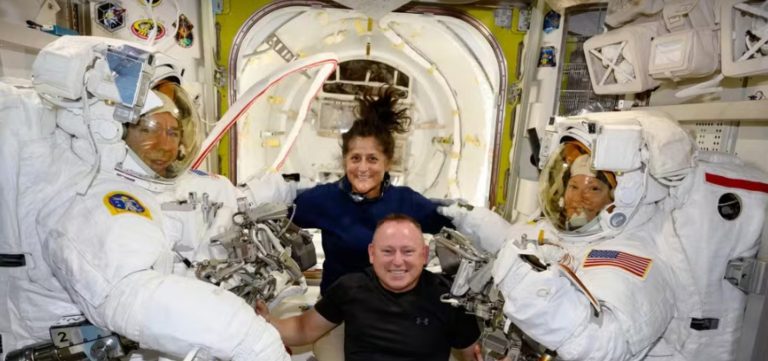 Cápsula que viabilizará retorno de astronautas ‘presos no espaço’ chega à Estação Espacial