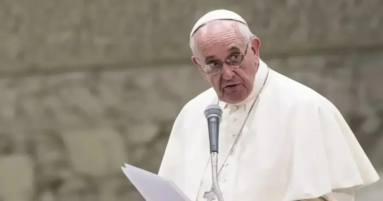 Papa segue sem febre e está em condição estável, diz boletim do Vaticano
