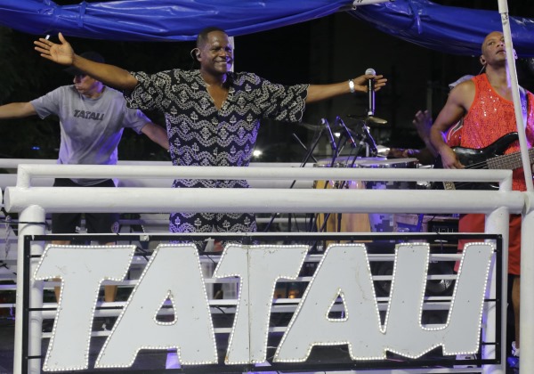 Tatau agita multidão com clássicos da carreira no Campo Grande