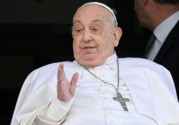 Papa Francisco faz primeira aparição após internação: ‘Obrigado a todos’