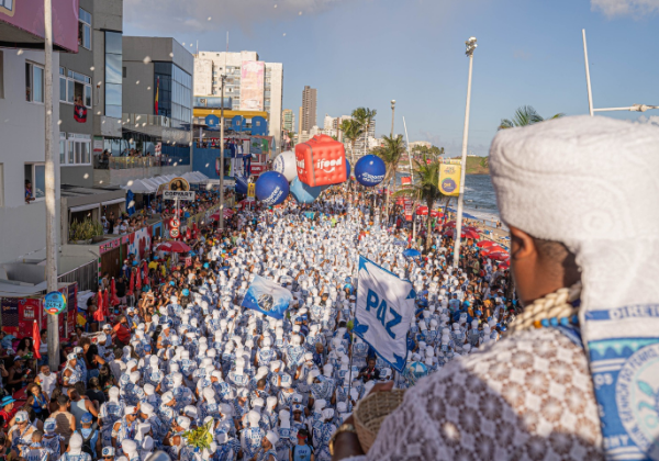 Tapete Branco dos Filhos de Gandhy toma conta do circuito Dodô no penúltimo dia do Carnaval
