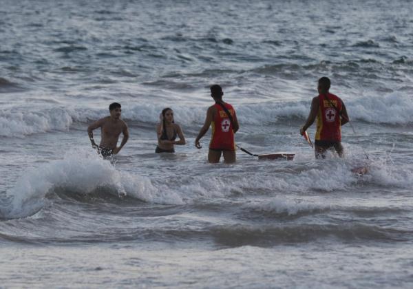 Bombeiros intensificam buscas por homem que desapareceu no mar na Barra