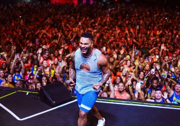 Carinho do público foi revigorante, diz Tony Salles após show no camarote Planeta Band
