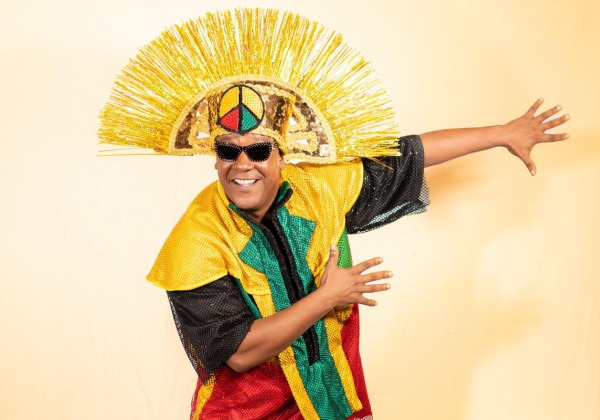 Márcio Victor homenageia Olodum e blocos afro com figurino no Carnaval de Salvador